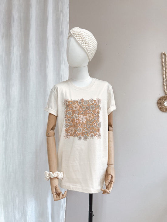 T-shirt / Bold floral caramel / ecru