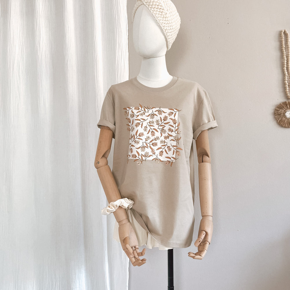 
                      
                        T-shirt / Bell Flowers / sand
                      
                    