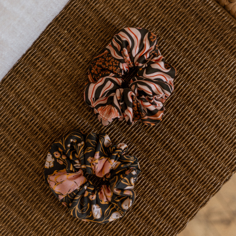 
                      
                        Širok scrunchie / rose & peach floral
                      
                    