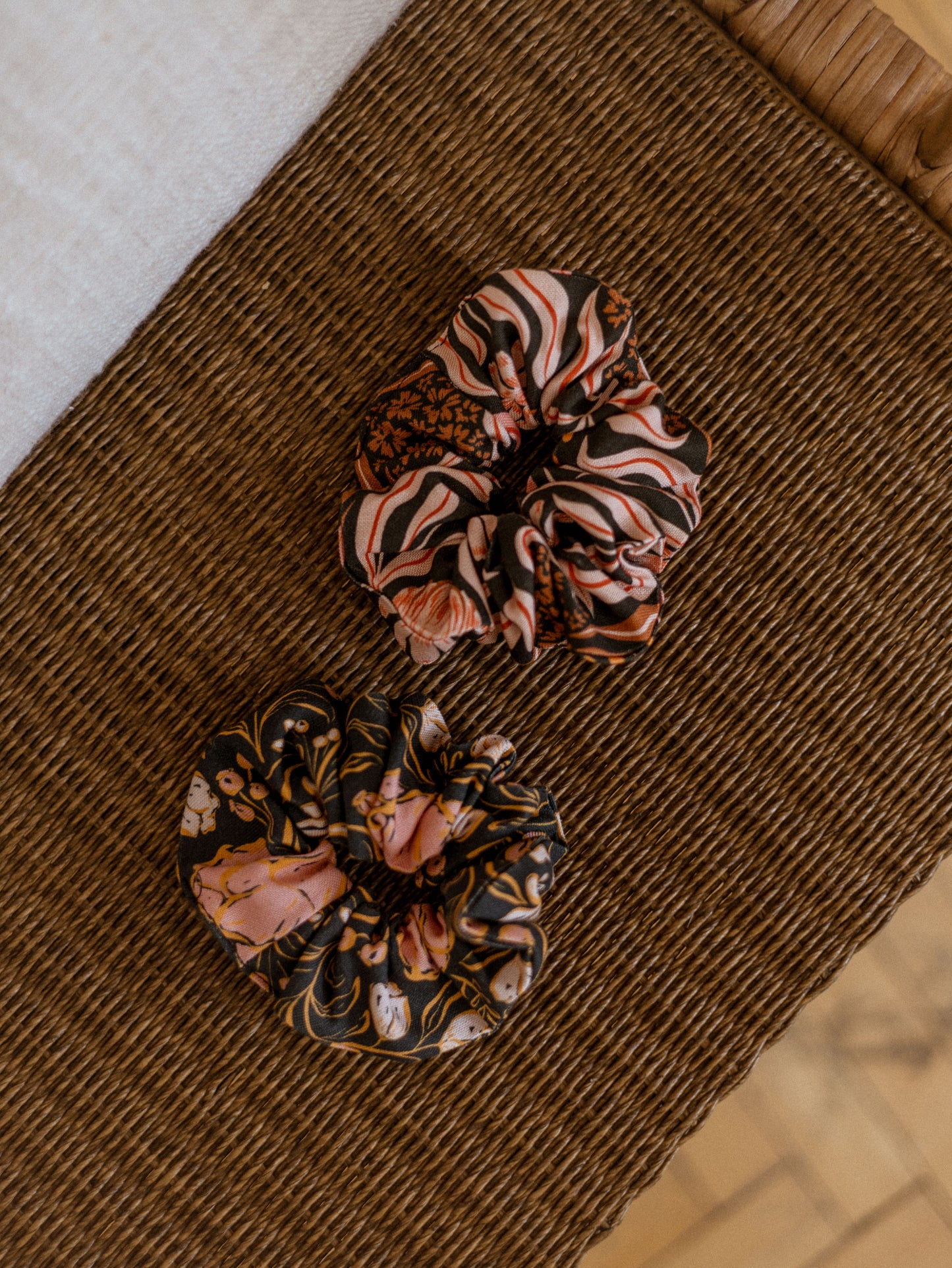 Širok scrunchie / rose & peach floral