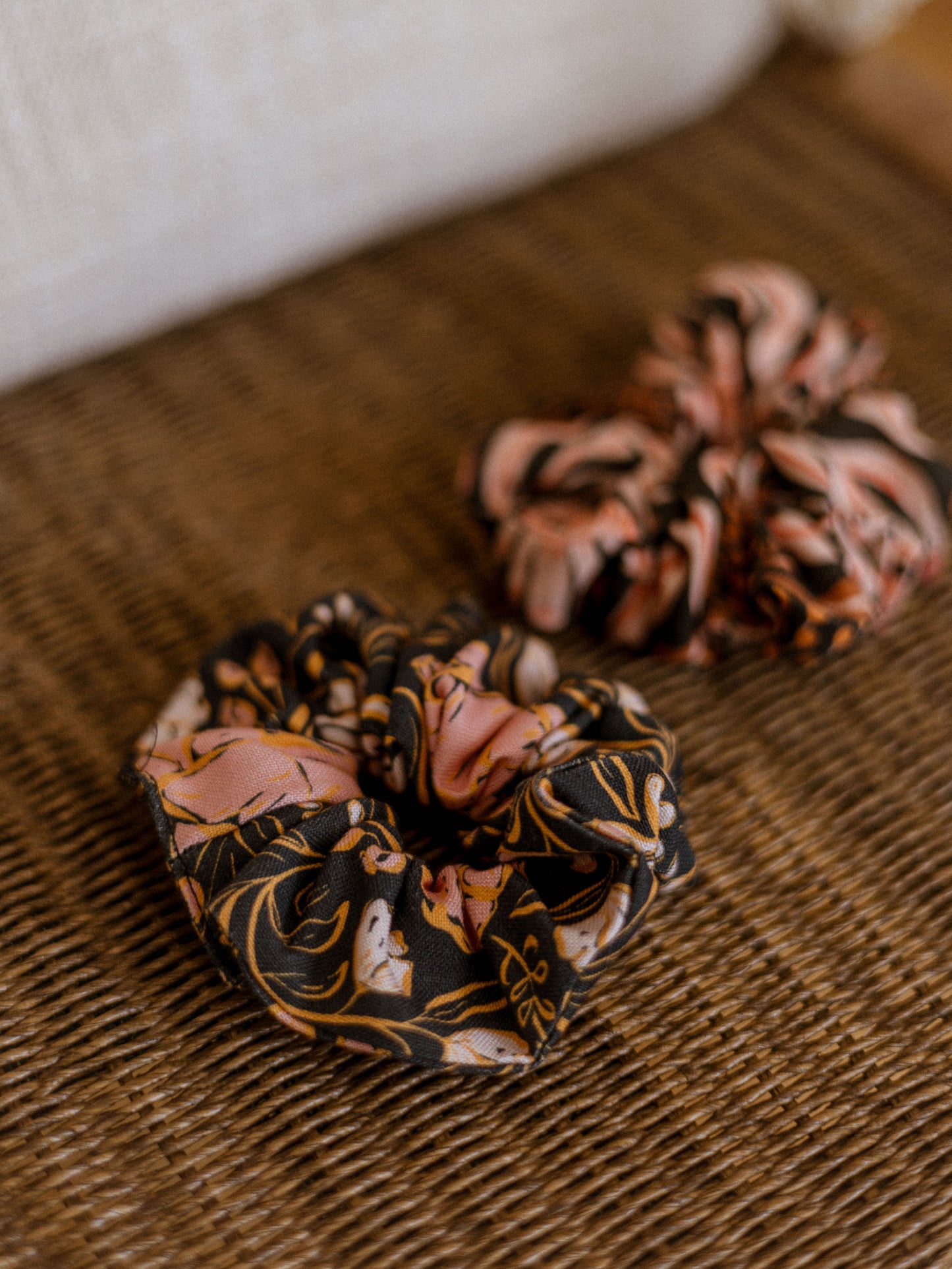 Širok scrunchie / rose & peach floral