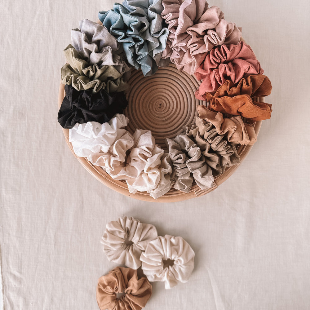 
                      
                        Scrunchie / Linen
                      
                    