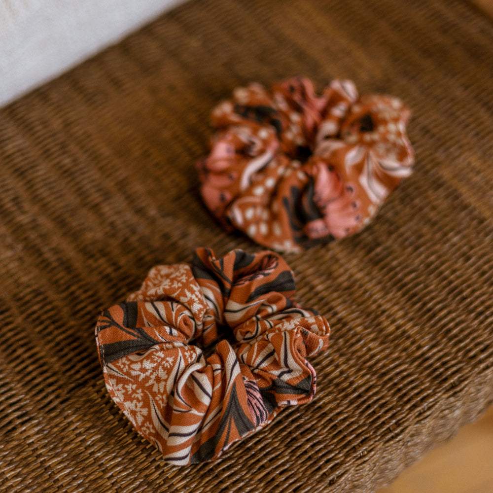 
                      
                        Širok scrunchie / bohemian floral - chocolate
                      
                    