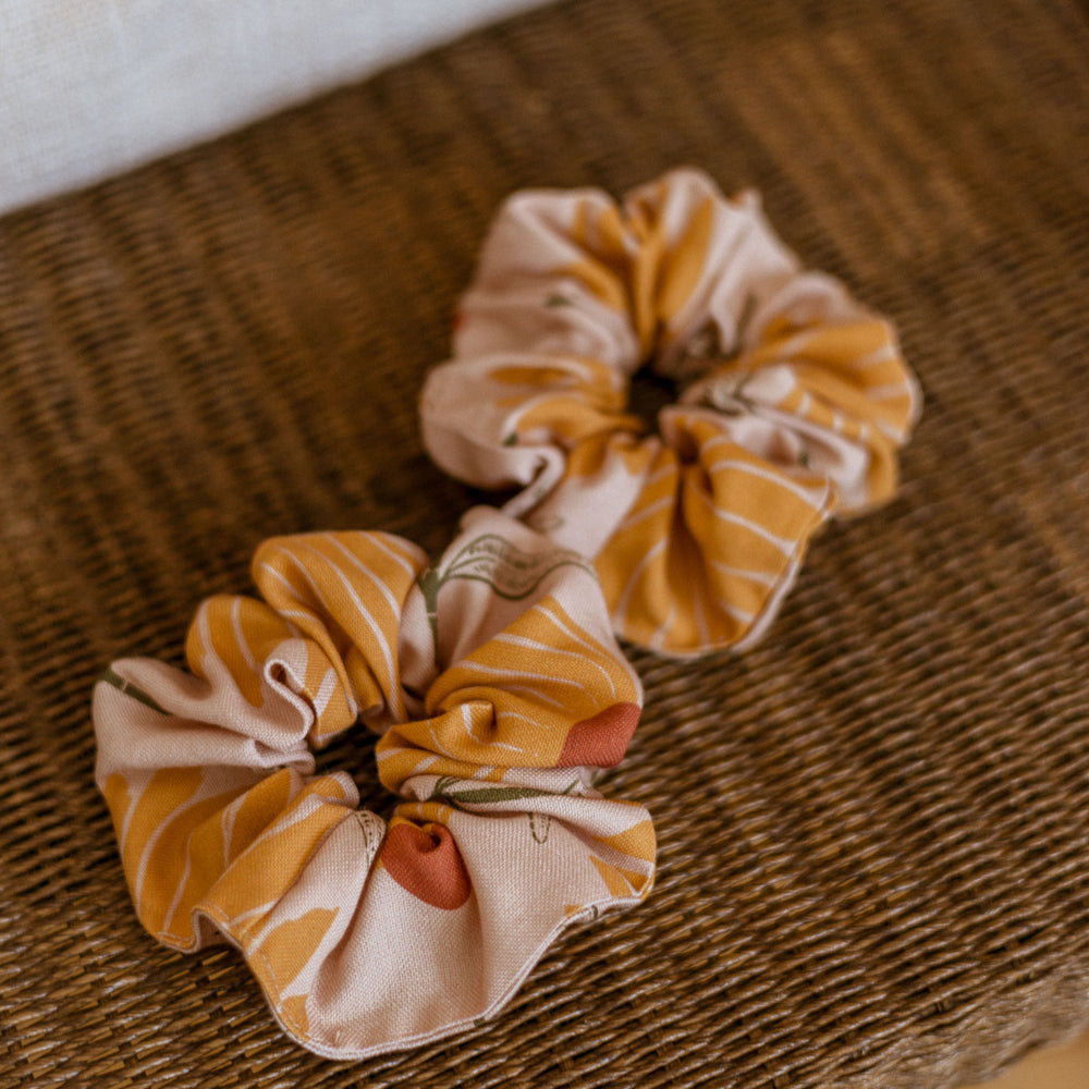 
                      
                        Wide Scrunchie/ big honey flowers
                      
                    