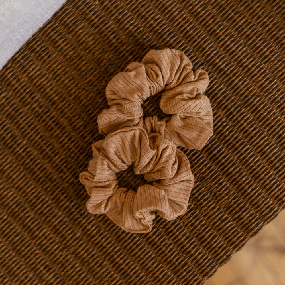 
                      
                        Širok scrunchie / ribbed nougat
                      
                    