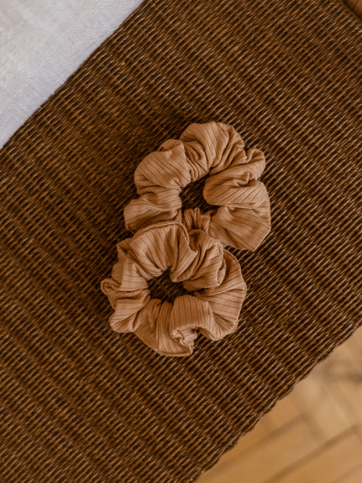 Širok scrunchie / ribbed nougat