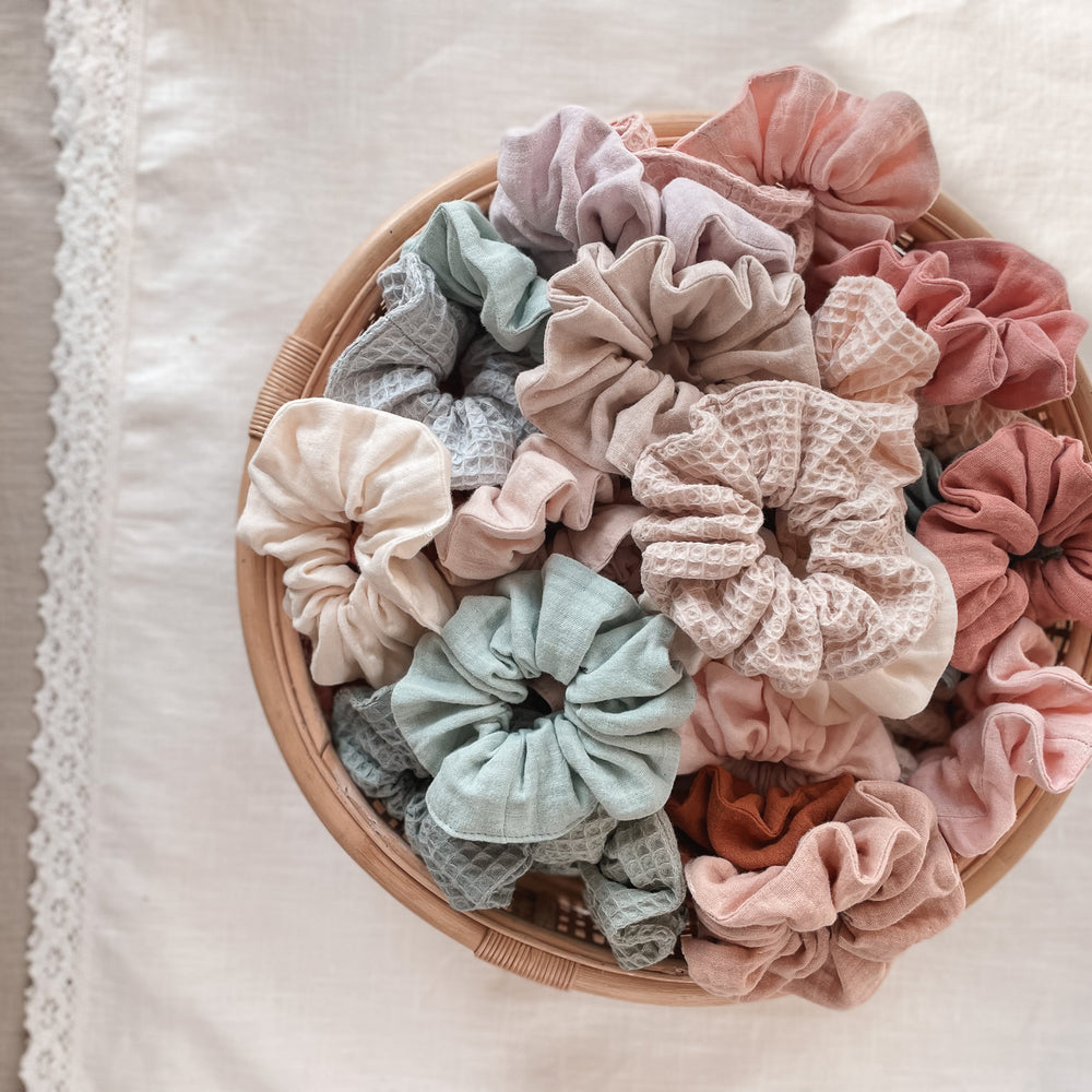 
                      
                        Scrunchie / cotton muslin
                      
                    