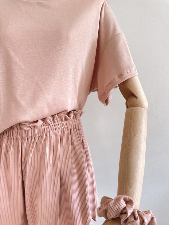 Load image into Gallery viewer, Flowy ribbed ruffle shorts / soft rose
