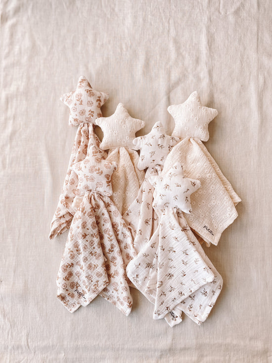 Little star cuddle cloth / embroidered ecru