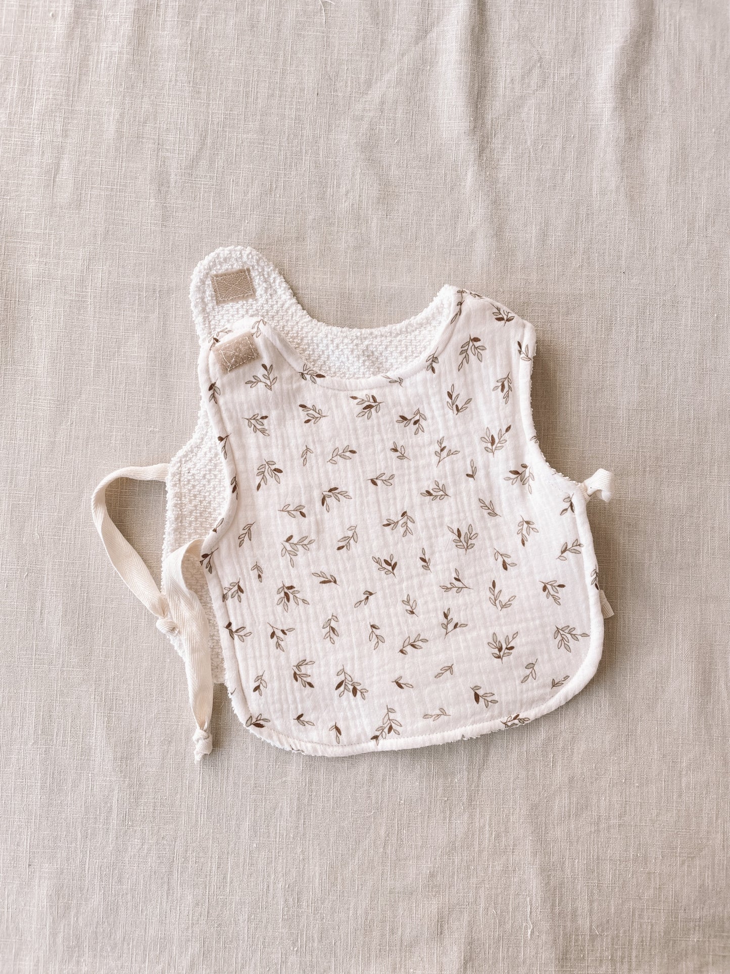 Baby & toddler bib / olive branch