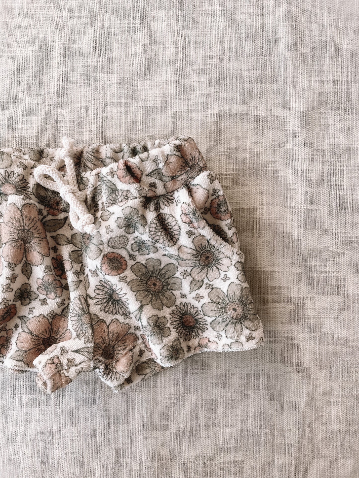 Terry shorts / bold floral ecru