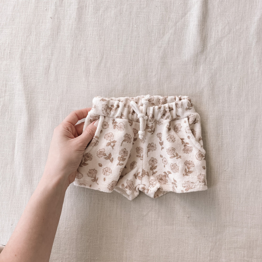 
                      
                        Terry shorts / blossom
                      
                    