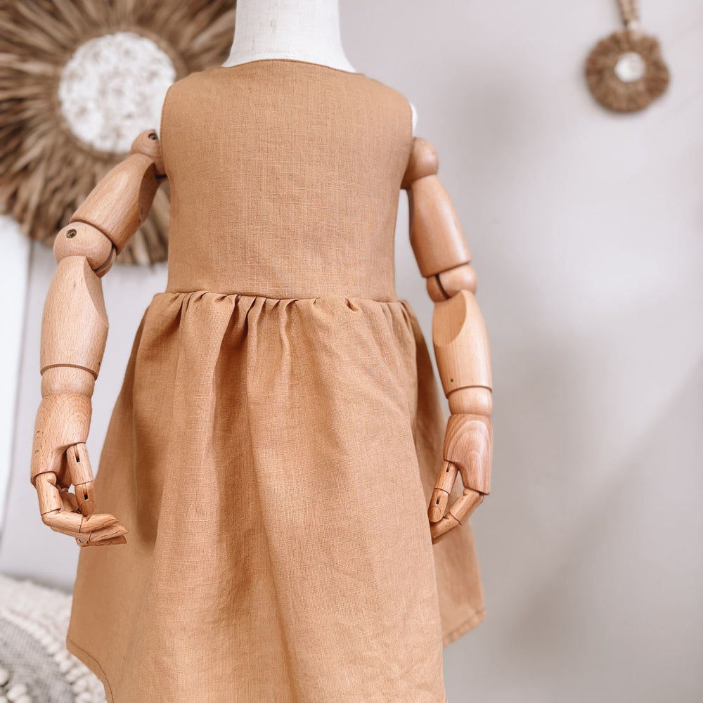 
                      
                        Arabella baby dress / linen - cinnamon
                      
                    