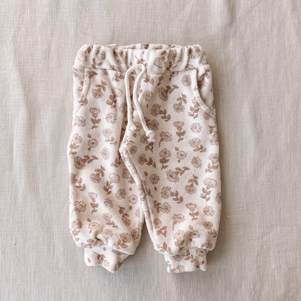 
                      
                        Terry sweatpants / blossom
                      
                    