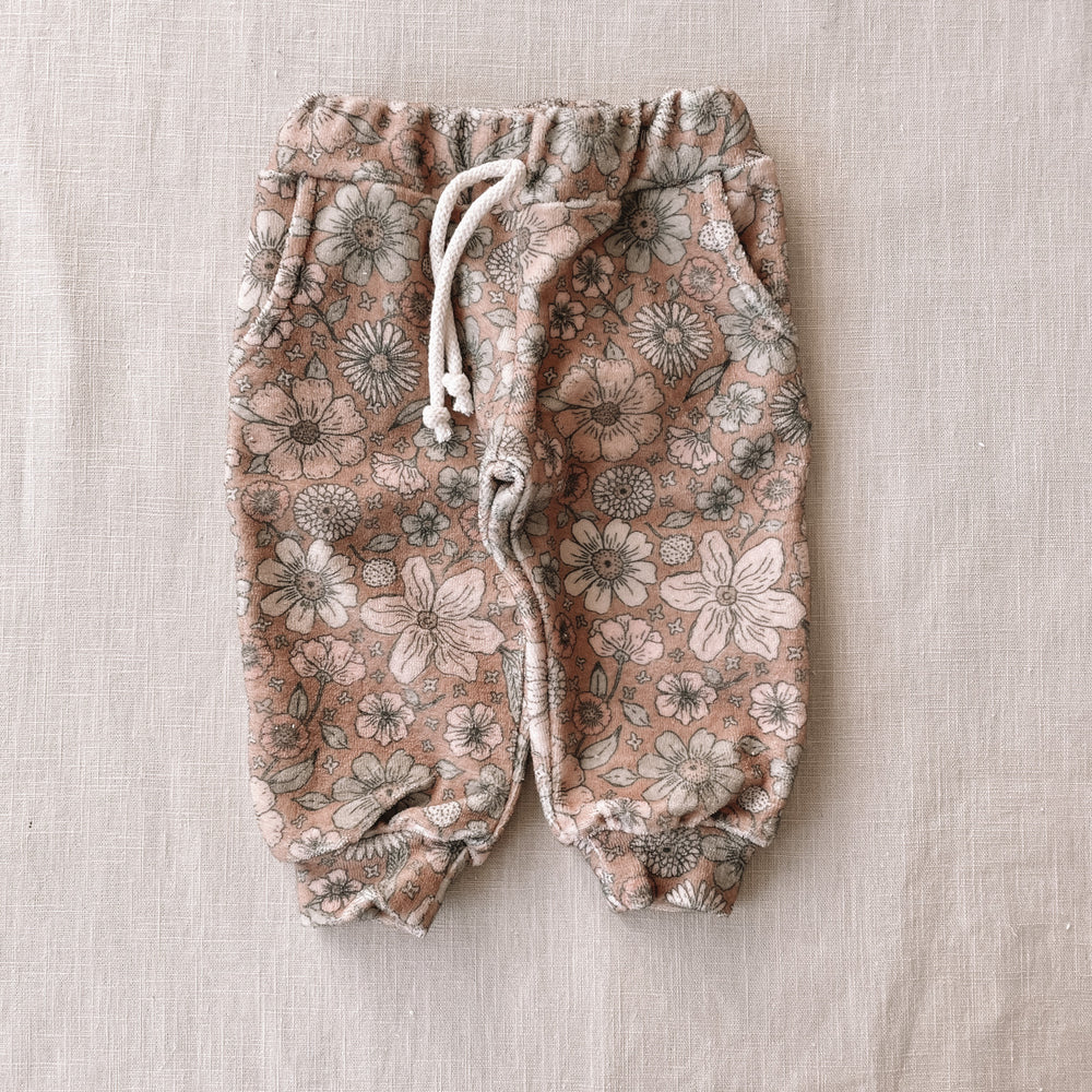 
                      
                        Terry sweatpants / Bold floral caramel
                      
                    