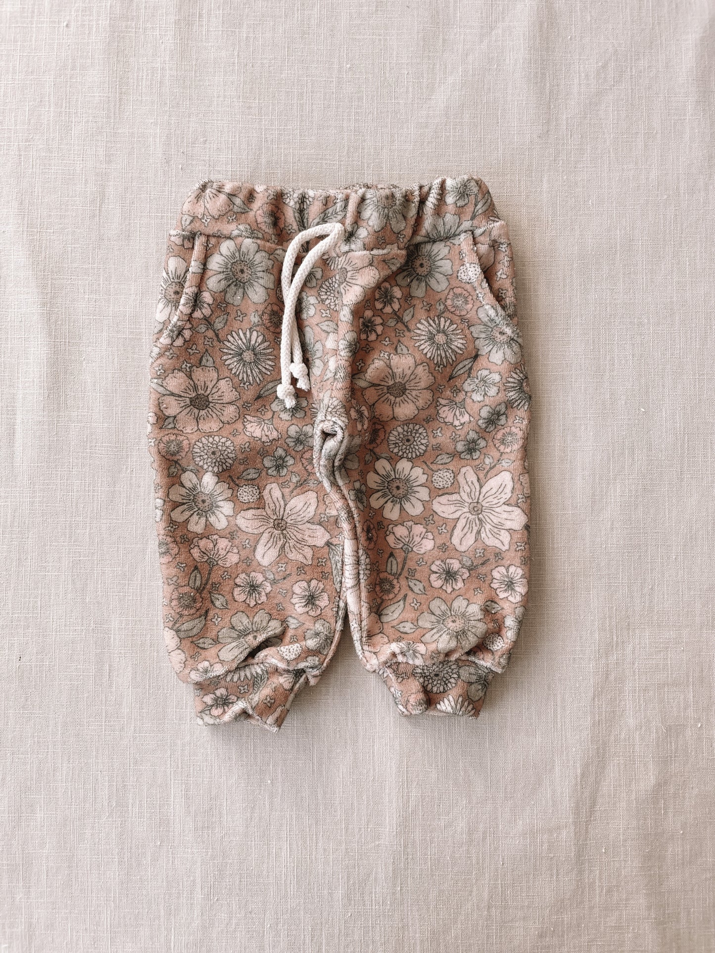 Terry sweatpants / Bold floral caramel