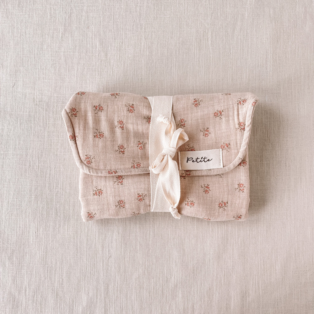 
                      
                        Newborn set / melange floral beige
                      
                    