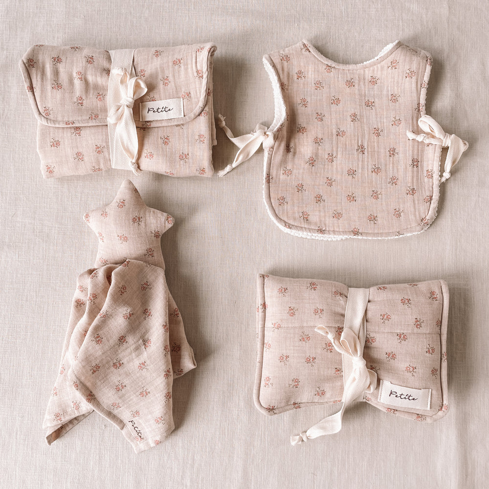 
                      
                        Little star cuddle cloth / melange floral beige
                      
                    