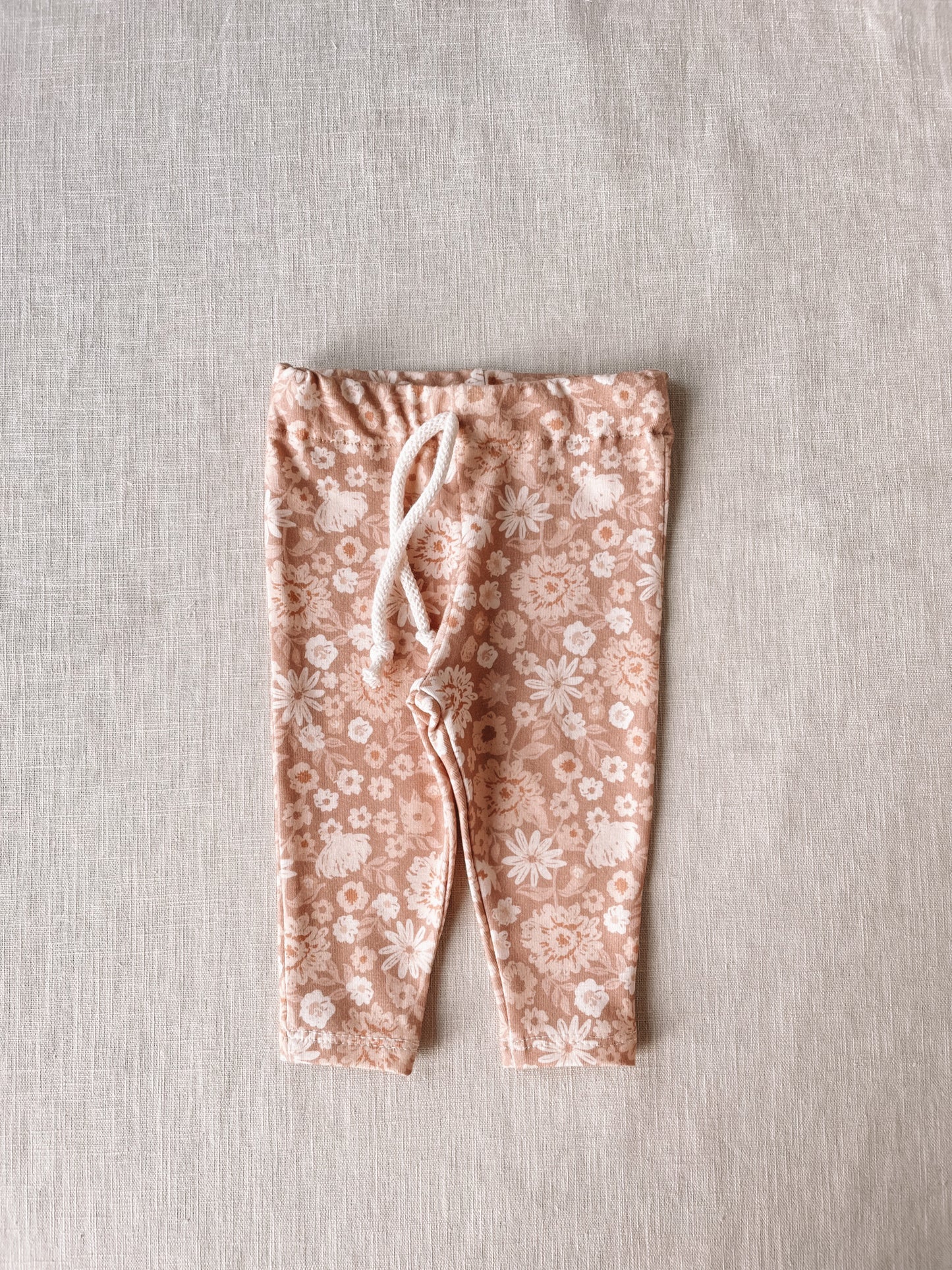 Load image into Gallery viewer, Baby leggings/ cappuccino floral
