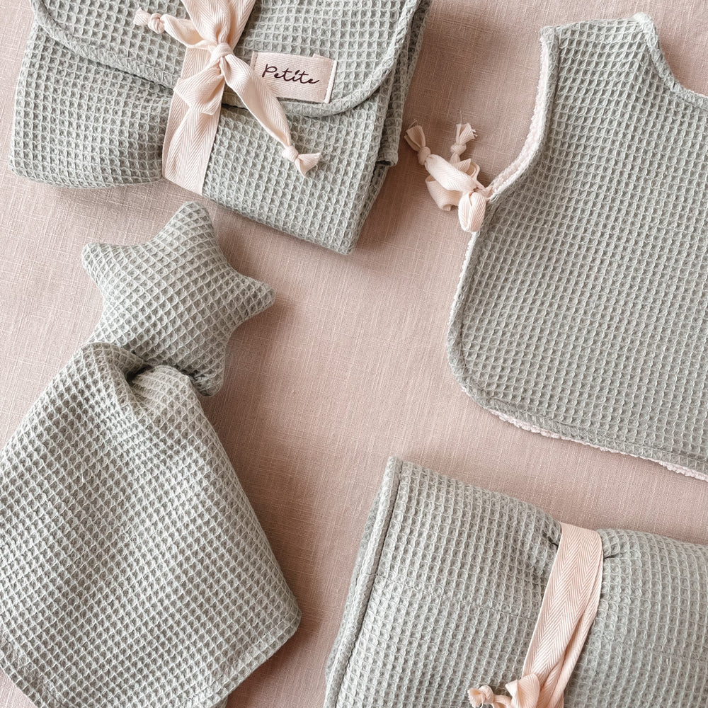 
                      
                        Newborn set / soft waffle - sage
                      
                    