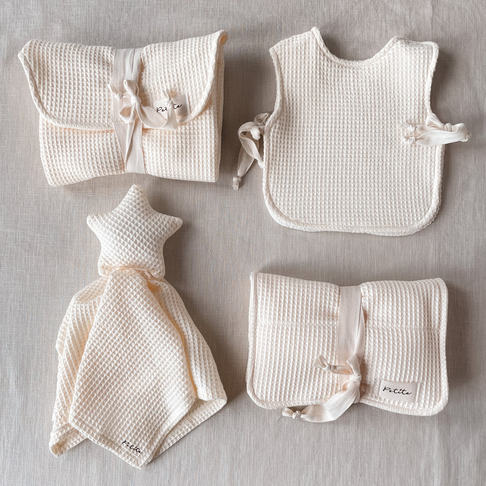 
                      
                        Baby & toddler bib / vanilla
                      
                    