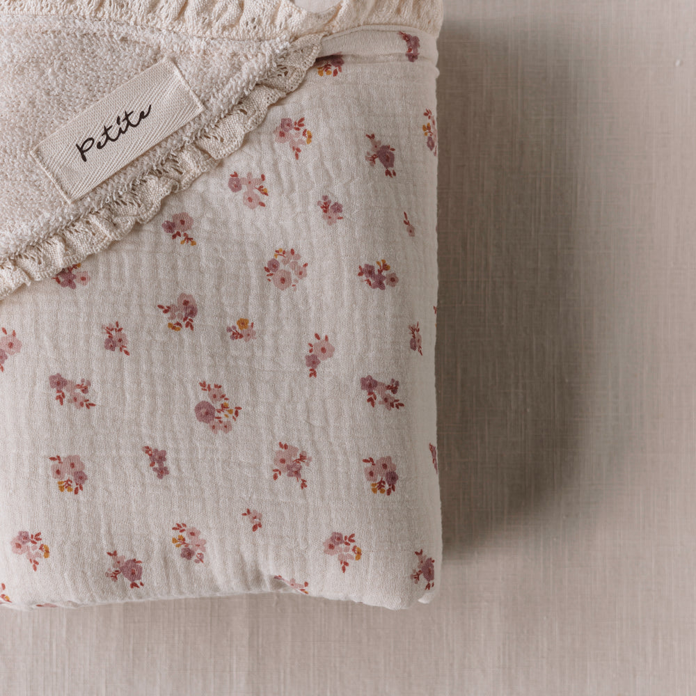 
                      
                        Baby Brisača s kapuco / ecru floral + čipka
                      
                    