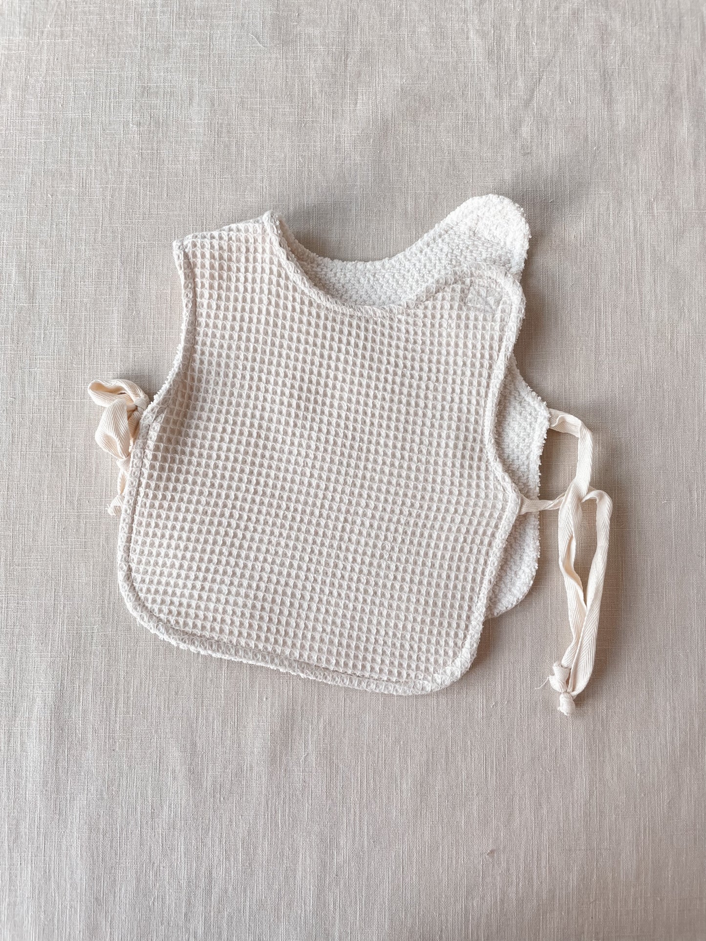 Baby & toddler bib / oat