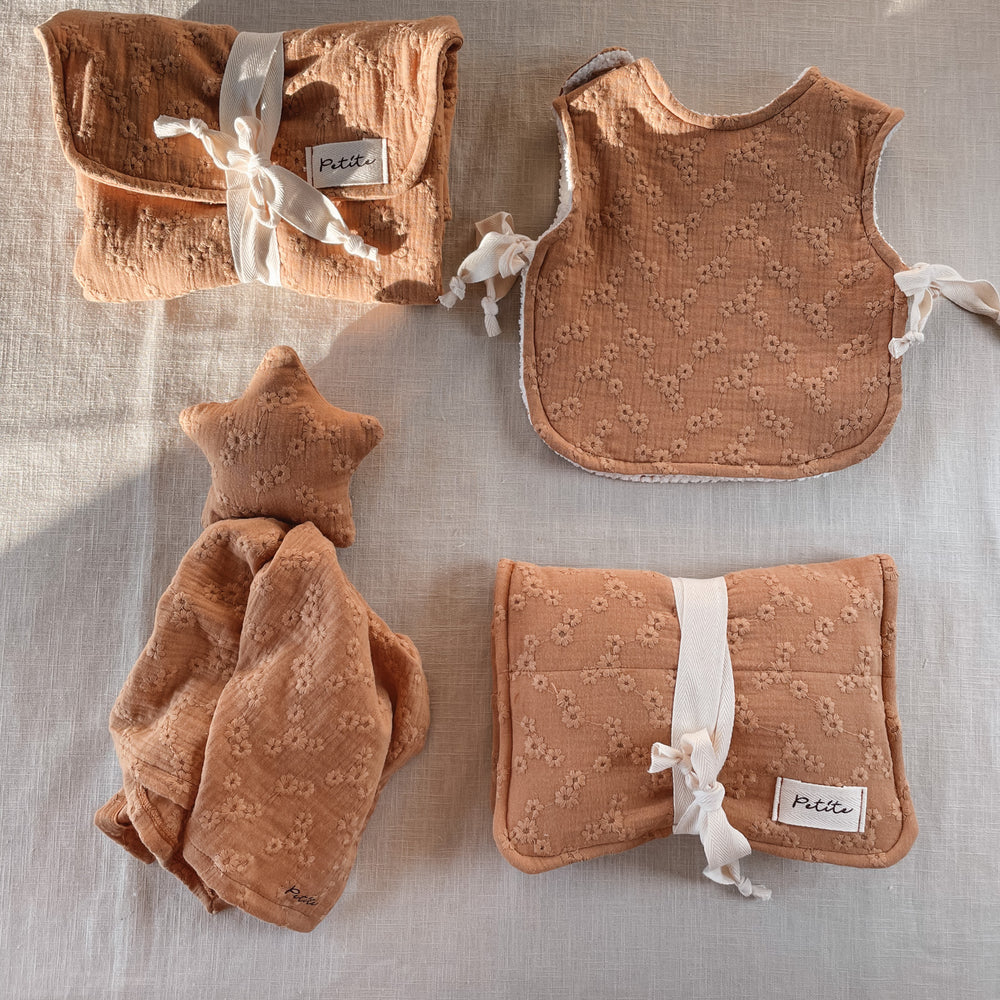 Little star cuddle cloth / embroidered caramel