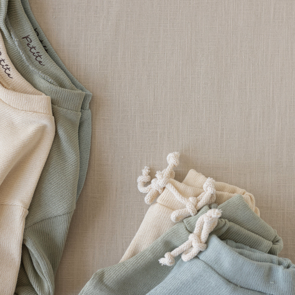 
                      
                        Knit sweater / pastel
                      
                    