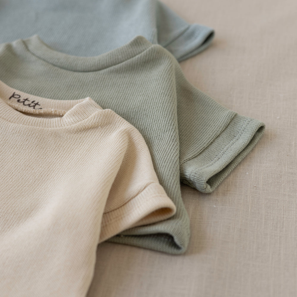 
                      
                        Knit t-shirt / pastel
                      
                    