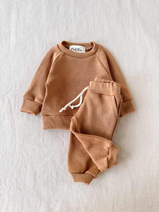Load image into Gallery viewer, Knitted sweater / cinnamon
