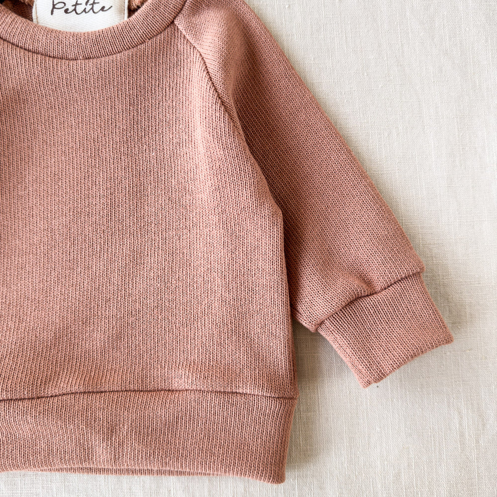 
                      
                        Knitted sweater / Clay
                      
                    