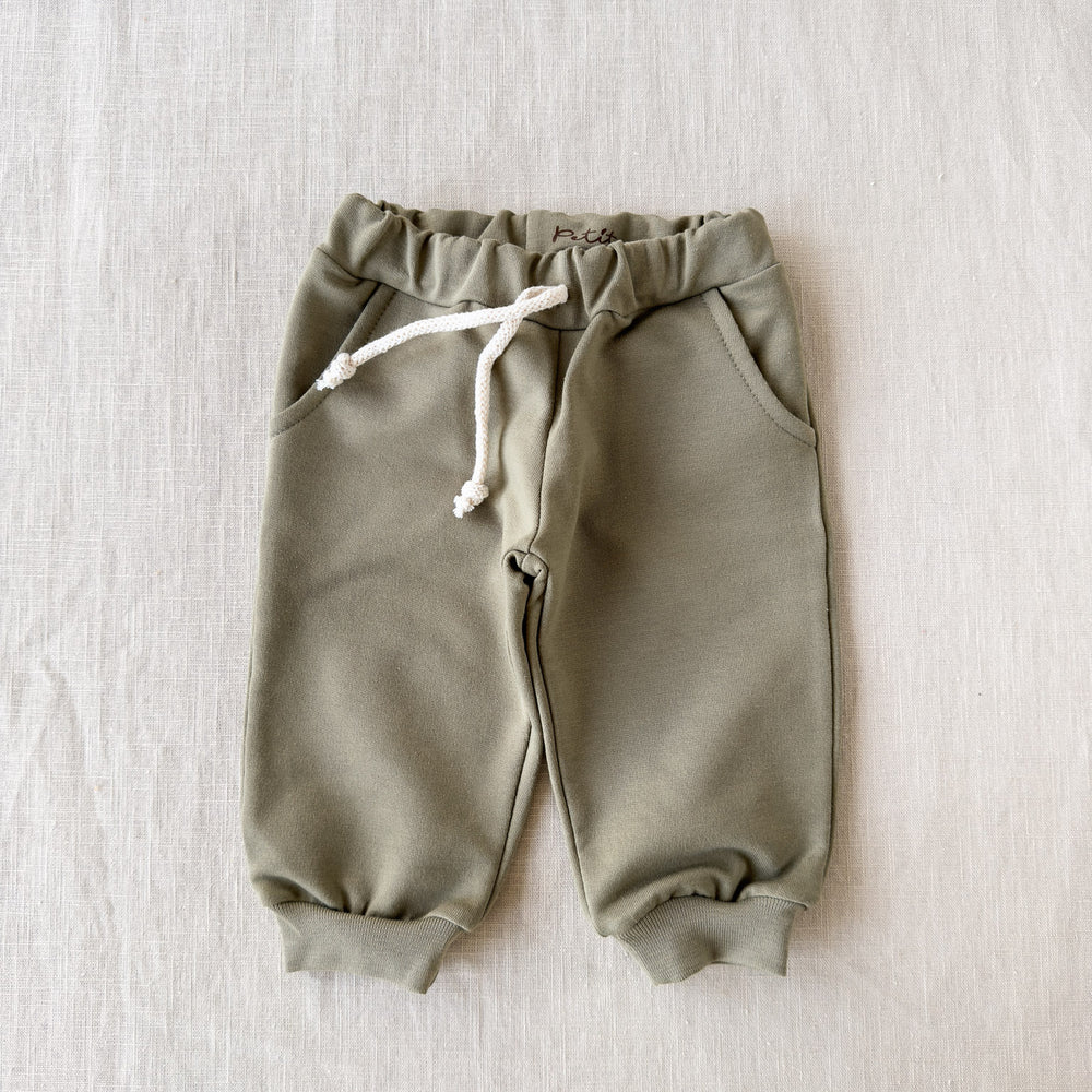 
                      
                        Cotton sweatpants / olive
                      
                    