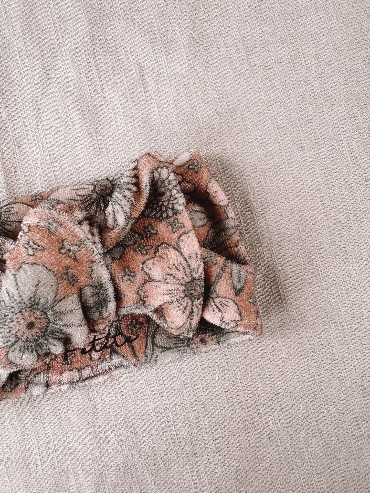 Load image into Gallery viewer, Bow headband / bold floral caramel
