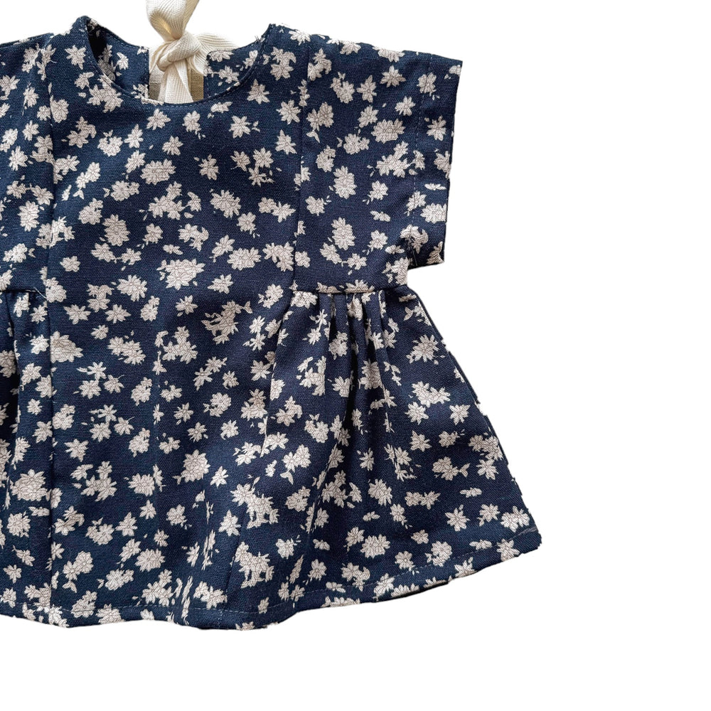 
                      
                        Lanena obleka Malia / tiny flowers - navy
                      
                    