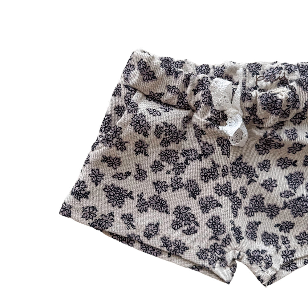 
                      
                        Linen shorts / tiny flowers - creamy
                      
                    