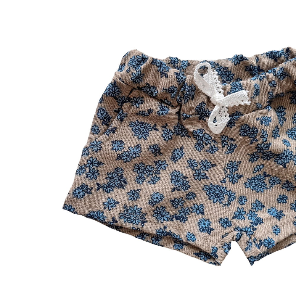 
                      
                        Linen shorts / tiny flowers - beige + blue
                      
                    