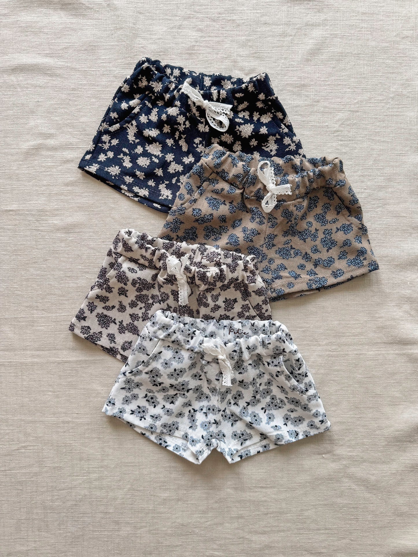 Linen shorts / tiny flowers - beige + blue