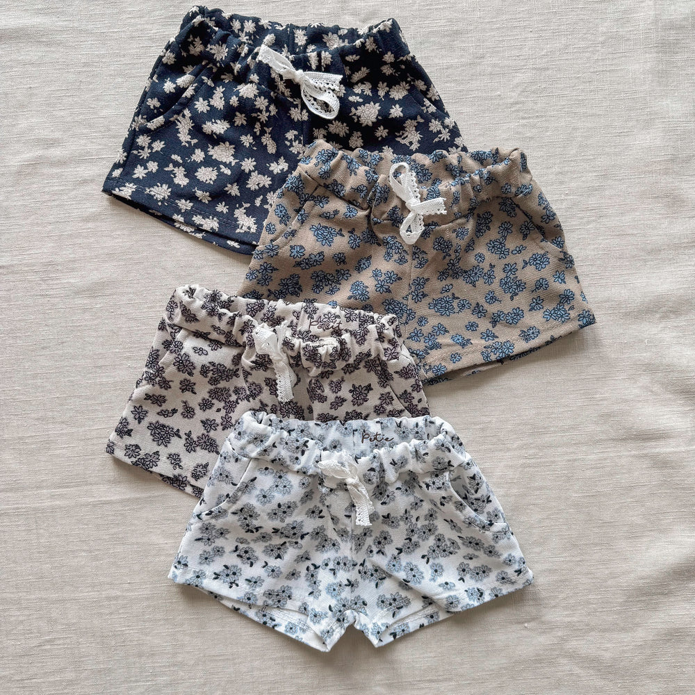 
                      
                        Linen shorts / tiny flowers - navy
                      
                    