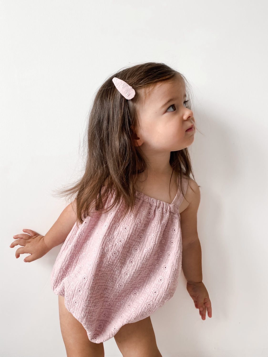 Sophie romper iz vezenega muslina / blush