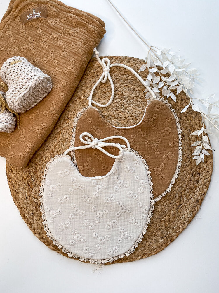 Baby bib / Embroidered flowers