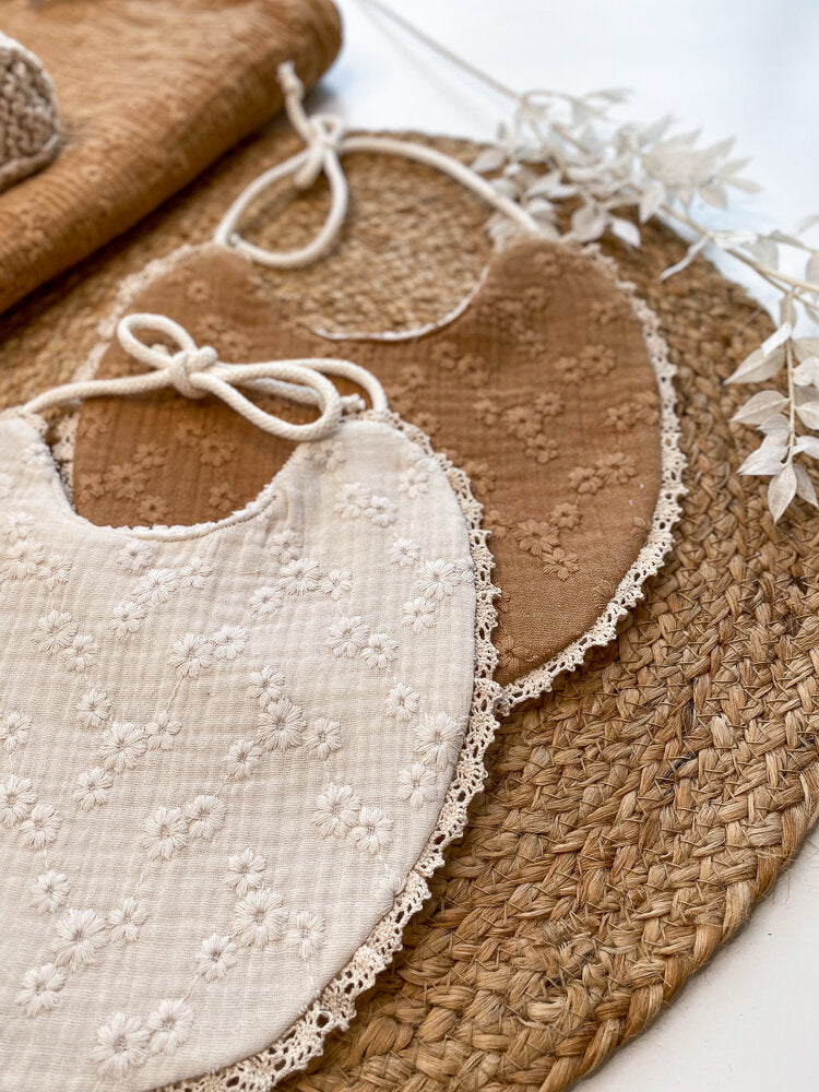 Baby bib / Embroidered flowers