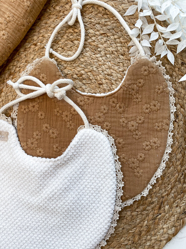 
                      
                        Baby bib / Embroidered flowers
                      
                    