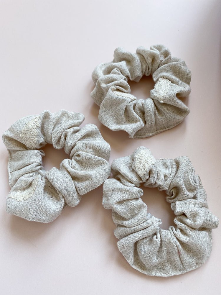 Linen scrunchie / embroidered leaves linen