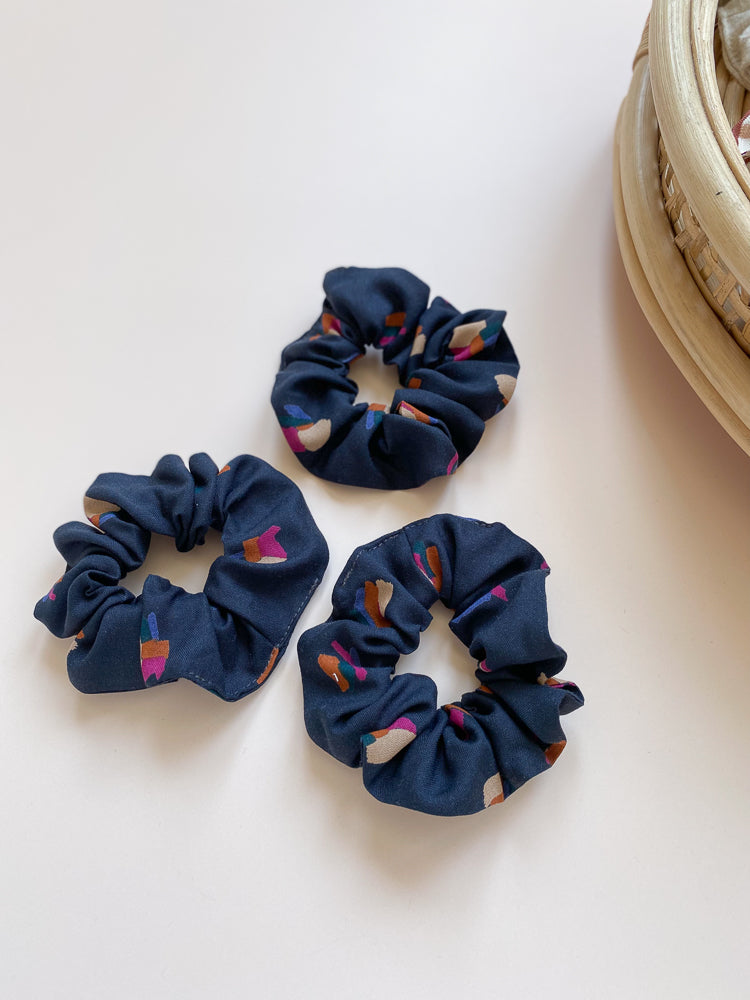 Load image into Gallery viewer, Viscose scrunchie / midnight dots
