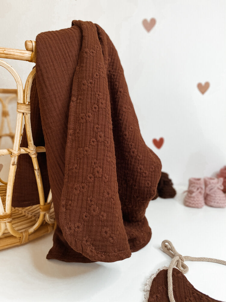 Muslin blanket / Embroidered chocolate