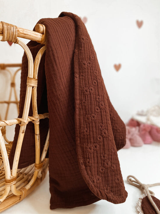 Muslin blanket / Embroidered chocolate