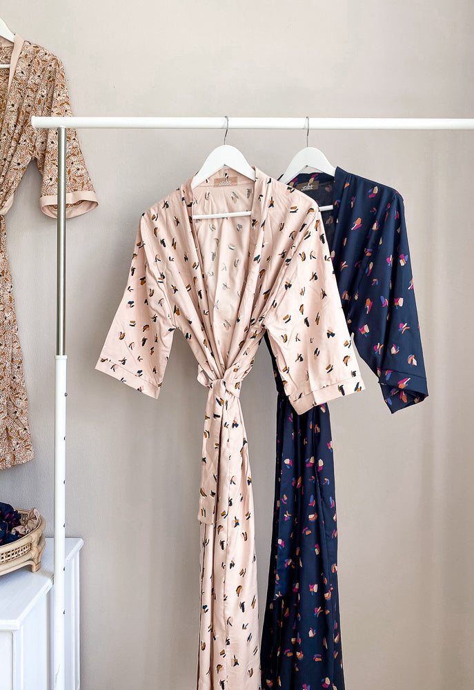 
                      
                        Viscose robe / blush dots
                      
                    