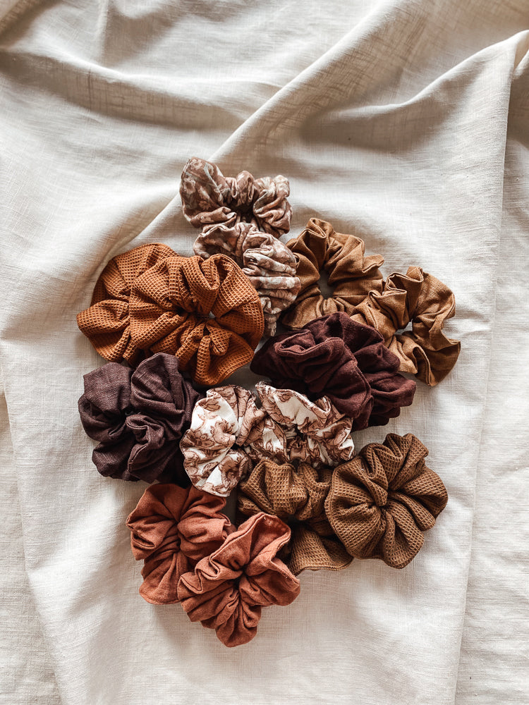 Load image into Gallery viewer, Wide waffle scrunchie / chocolate
