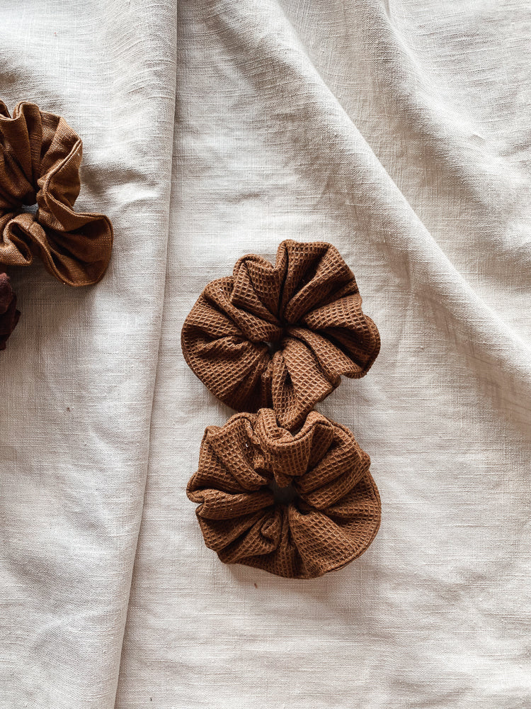 Load image into Gallery viewer, Wide waffle scrunchie / chocolate
